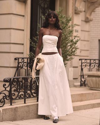 Influencer wears a white cotton poplin skirt.