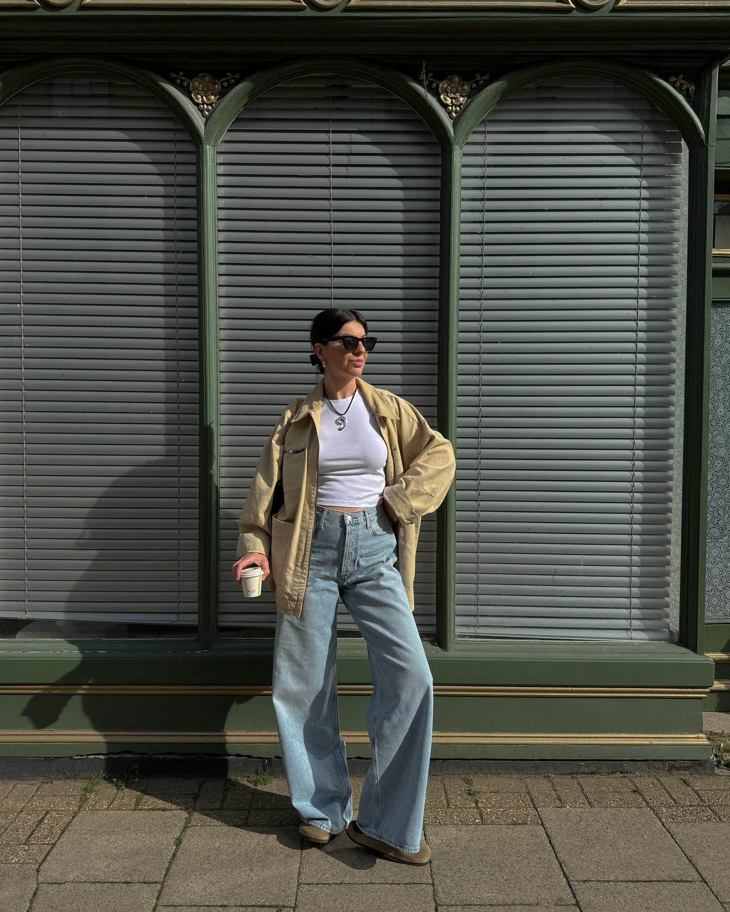 Influencer wears jeans and Birkenstock Bostons